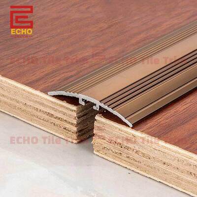 Strip Transisi Lantai Kayu Keras Ke Pembatas Ubin Dengan Ketinggian Yang Sama